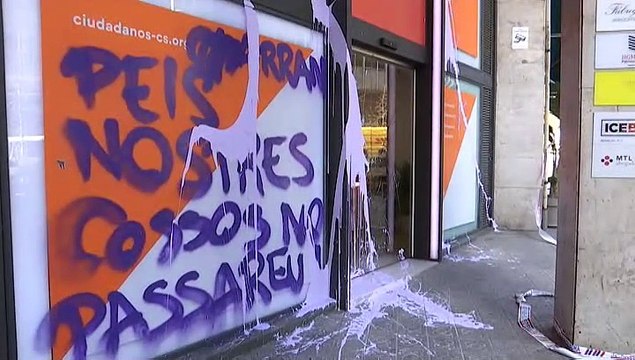 La sede de Ciudadanos en Barcelona aparece con pintadas y cristales rotos