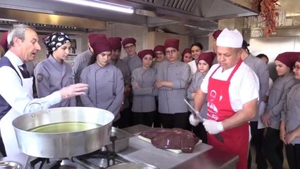 Aşçılık Öğrencilerine Türkü Eşliğinde Ciğer Dersi
