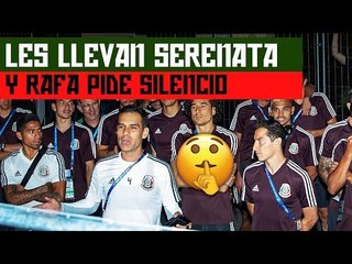 Aficionados tricolores dan serenata a la Selección y jugadores agradecen en persona