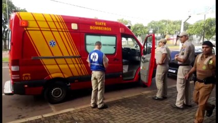 Bombeiros socorrem homem esfaqueado na Avenida Brasil