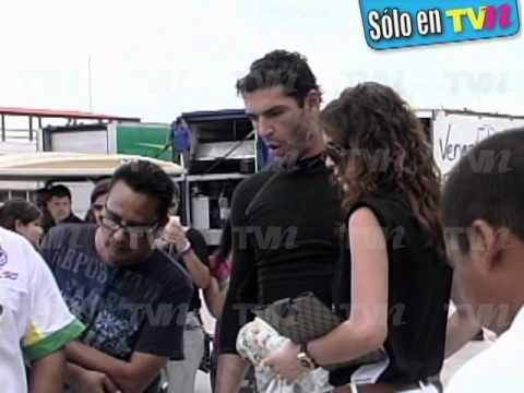 Jaqueline Bracamontes consuela a Martín Fuentes después de perder