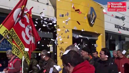 VIDEO. Châtellerault : les salariés des fonderies du Poitou manifestent devant le garage Renault