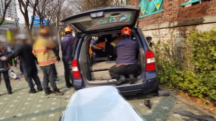 10대 무면허 운전... 담벼락 들이받아 / YTN