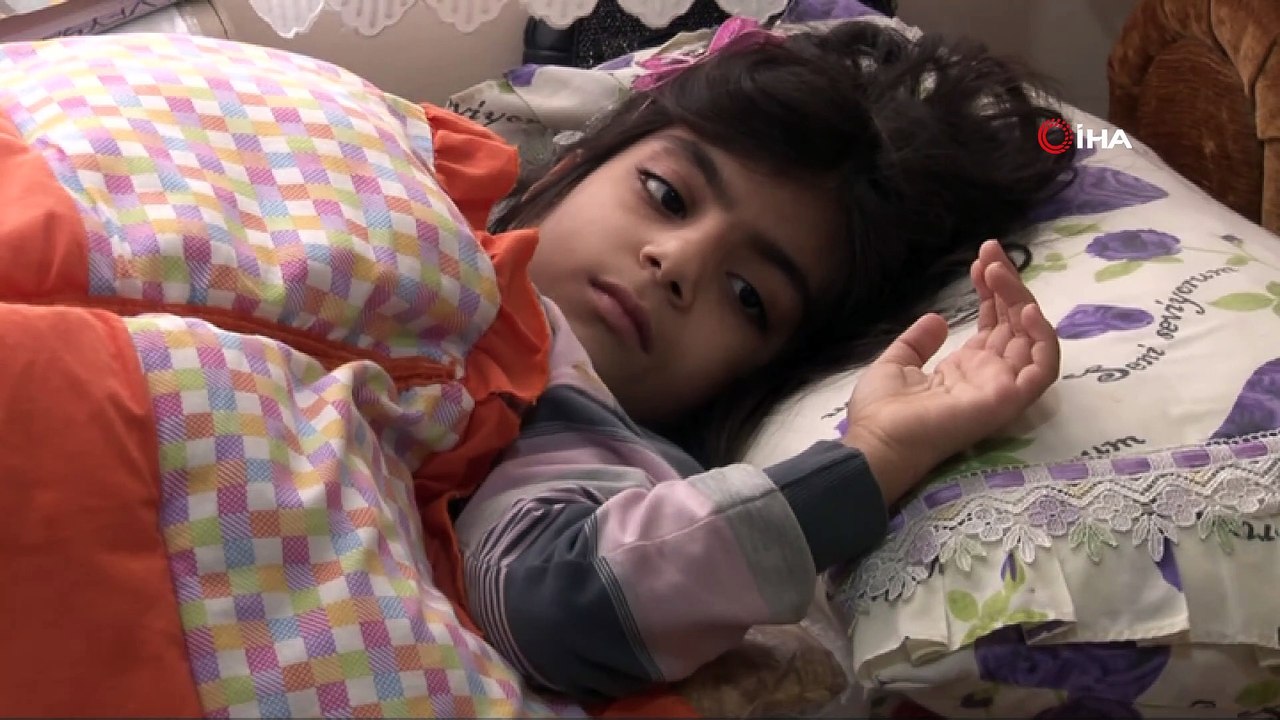 Yatalak torununa 10 yıldır hem annelik hem de babalık yapıyor