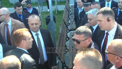 Report TV - Durrës, Lleshaj pritet me protesta: Na helmove me gaz, turp