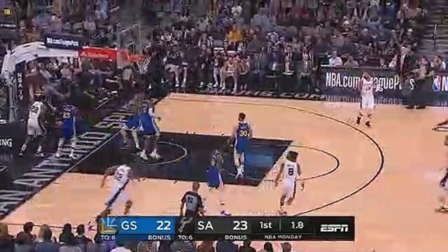 Stephen Curry marque au buzzer derrière la ligne à 3-points... de son propre camp