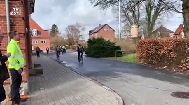 Ce cycliste se la joue chevalier et se prend la gamelle de sa vie
