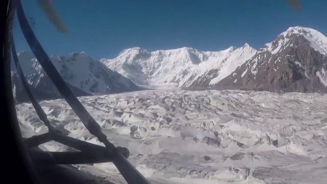 Ce touriste filme le crash de son hélicoptère de l'intérieur ! Terrifiant...