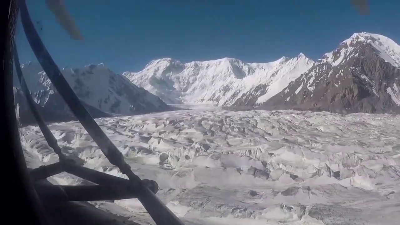 Ce touriste filme le crash de son hélicoptère de l'intérieur ! Terrifiant...