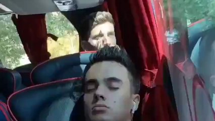 Reguilón vuelve a dormirse en el autobús y Mayoral le caza