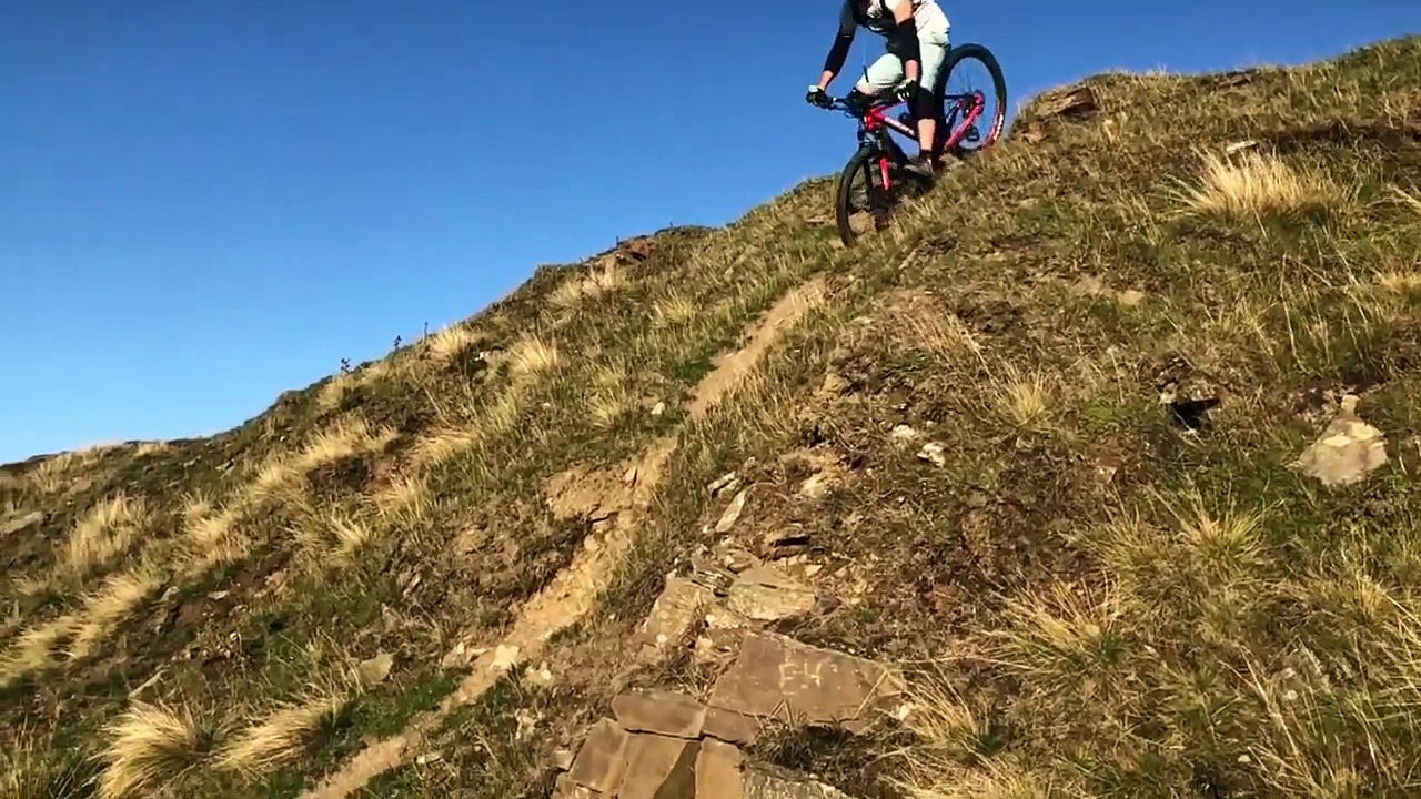 Il évite des rochers en tombant en VTT... de justesse !