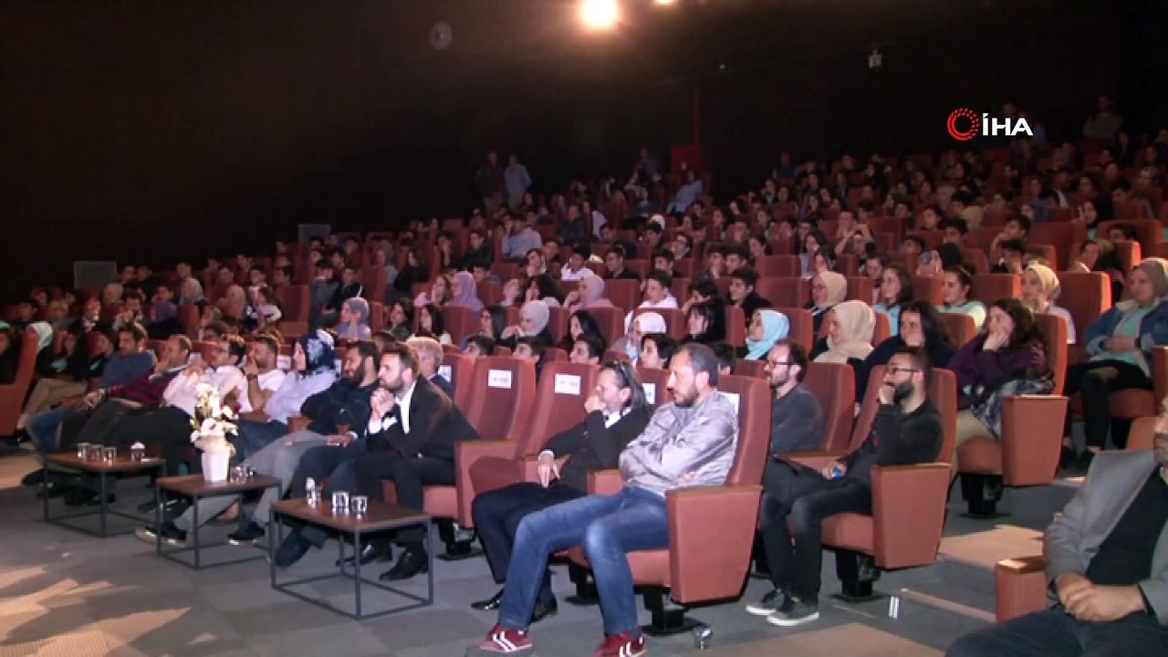 Arnavutköy’de sahnelenen “Çanakkale Vatan Sağolsun” isimli tiyatro oyunu izleyenlere duygusal anlar yaşattı