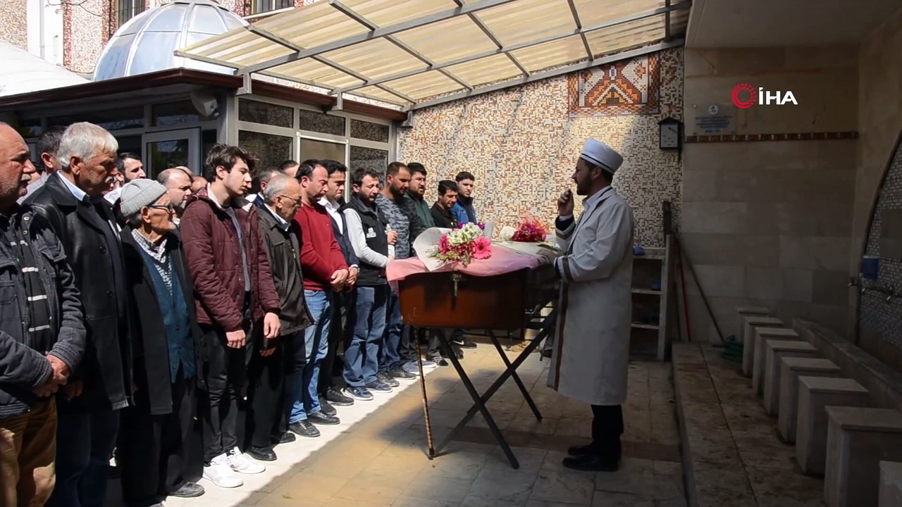 Üst geçidi kullanmayıp yolun karşısına geçmeye çalışan lise öğrencisine araba çarptı