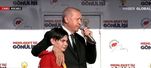 Gözyaşları İçerisinde Kürsüye Çıkan Küçük Çocuğun Sözleri Erdoğan'ı Duygulandırdı: Aşığım Size