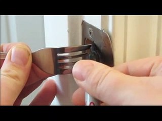 Il faudrait commencer à mettre une fourchette dans votre serrure