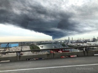 ABD'de Petrokimya Deposundaki Yangın Söndürülemiyor