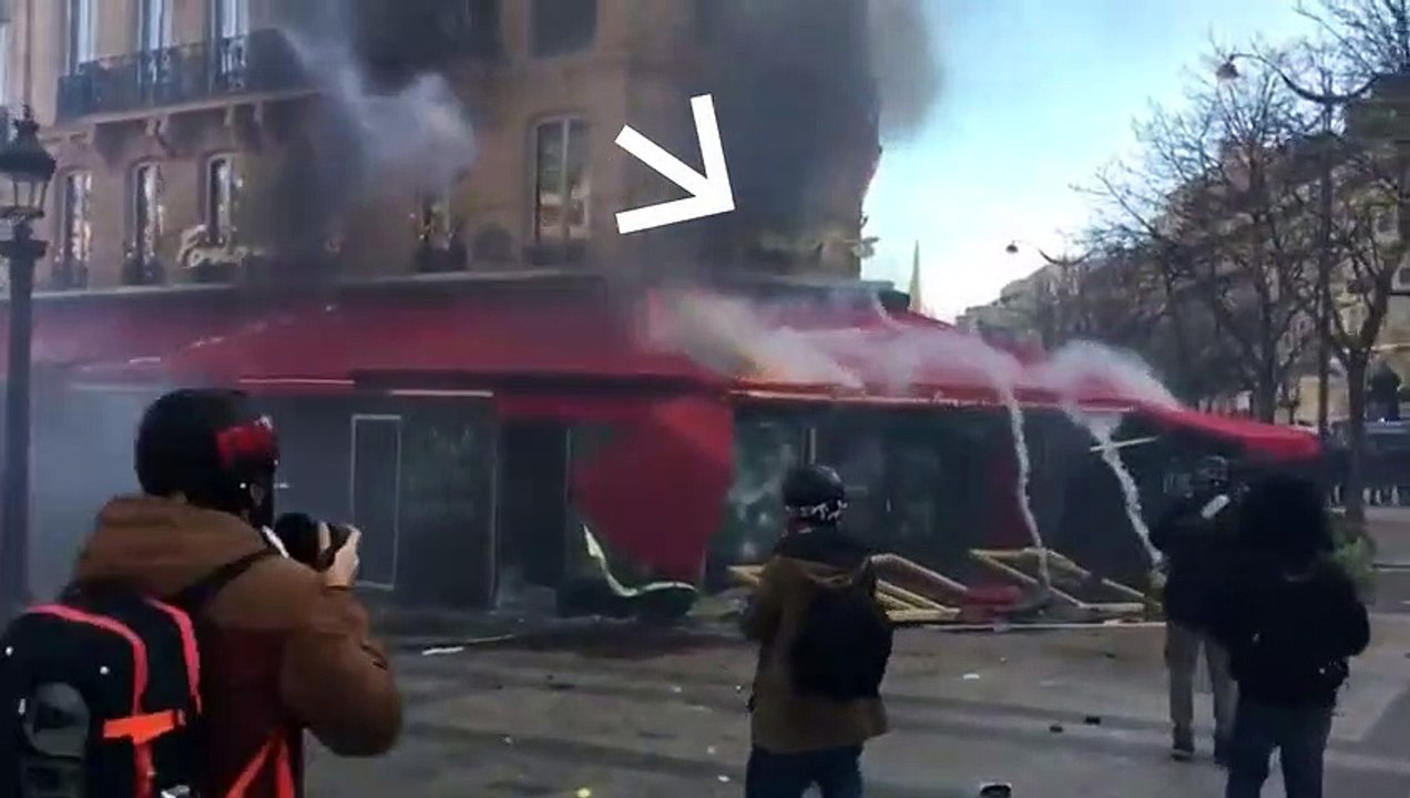 "Gilets jaunes" : l'incendie du Fouquet's a-t-il été déclenché par une grenade lacrymogène ?