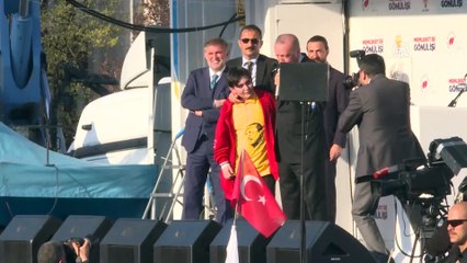 Erdoğan'ın sahneye çağırdığı çocuk büyük sevinç yaşadı - KOCAELİ