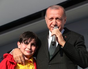 Cumhurbaşkanı Erdoğan'a Sahnede Sarılan Emirhan O Anları Anlattı