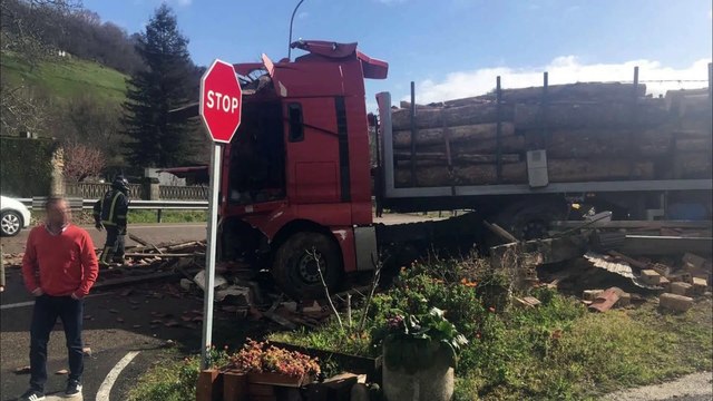 Un hombre fallece arrollado por su propio camión en Sevares, Piloña
