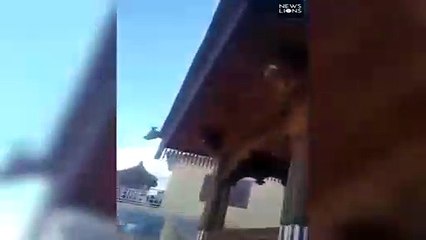 Des villageois sont pris de panique en voyant une avalanche arriver sur eux !