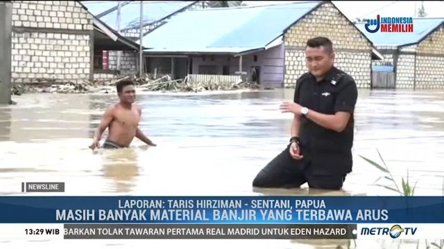 Warga Sentani Gunakan Tali untuk Seberangi Banjir
