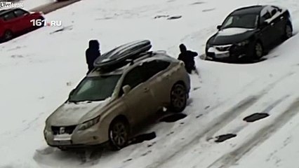 Une bouche d'égouts ouverte se cache sous la neige... Adieu