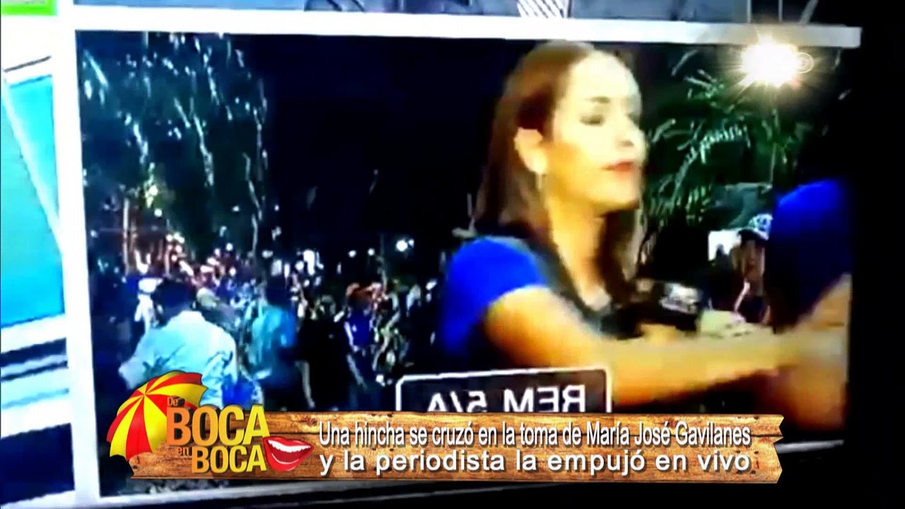 Una hincha se cruzó en la toma de María José Gavilanes y la periodista la empujó en vivo