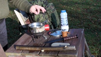 Creating a primitive stone survival tool (2012)