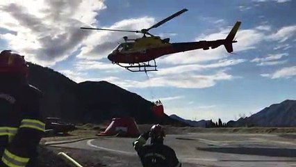 À Clans, des hélicoptères prennent de l'eau dans une piscine gonflable pour lutter contre l'incendie.
