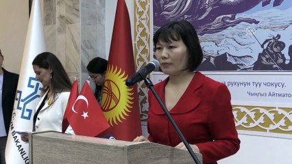 Türk sanatçı Kırgızistan'da down sendromlu gençlere fotoğrafı sevdirdi