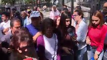 Policías y militares bloquean marcha de sindicalistas opositores