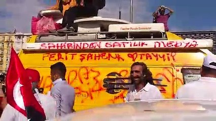 Taksim'de NTV aracını ele geçirdiler :Hep mi kötüler kazanacak? Bugün iyiler kazandı! 2013 Gezi