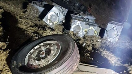 서해안고속도로서 화물차 전도...페놀수지 유출돼 긴급 방제 / YTN