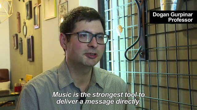 Turkey's Erdogan croons on campaign trail