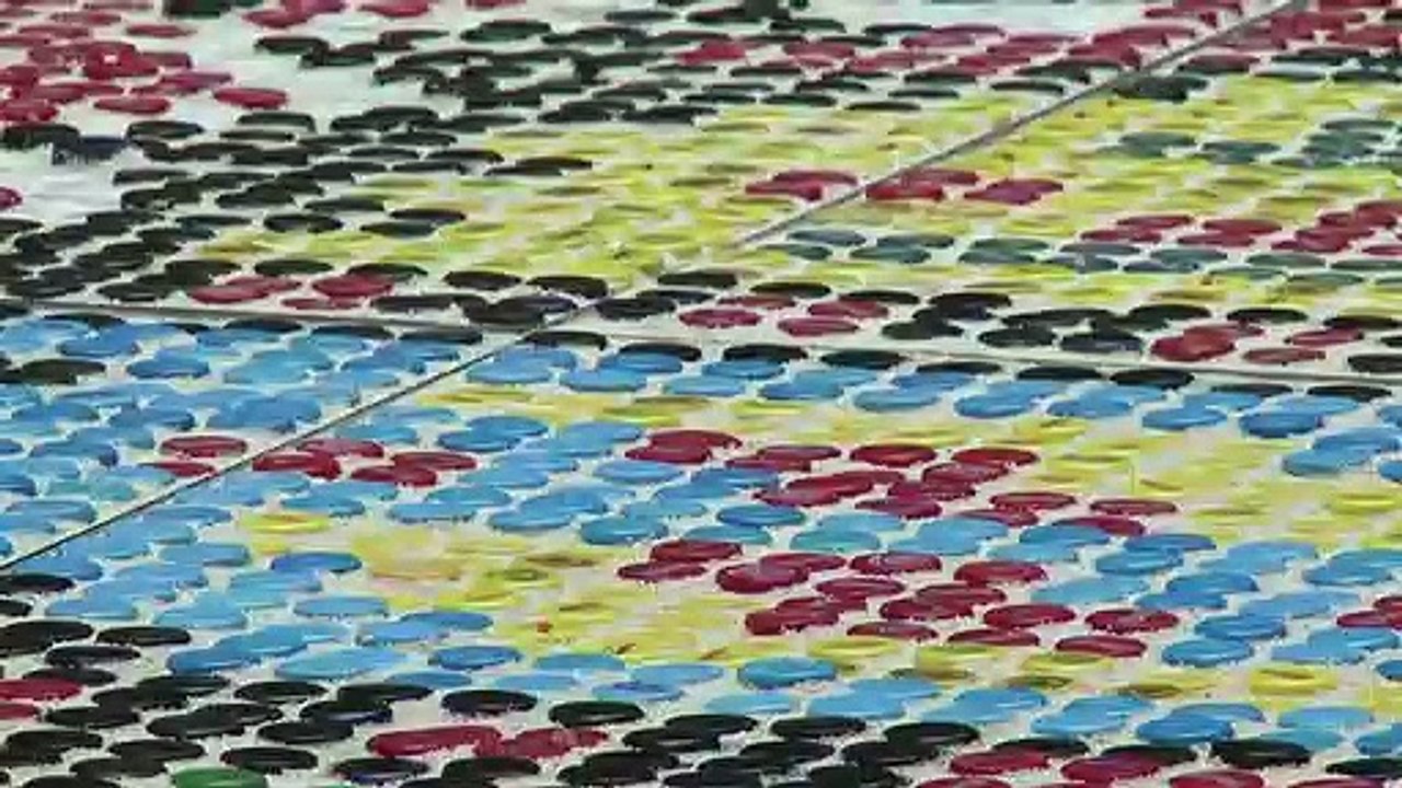 سجادة بوسنية مصنوعة من 25 ألف سدادة بلاستيكية