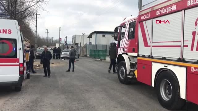 Kocaeli Otomobil Tabelaya Çarptı 2 Ölü