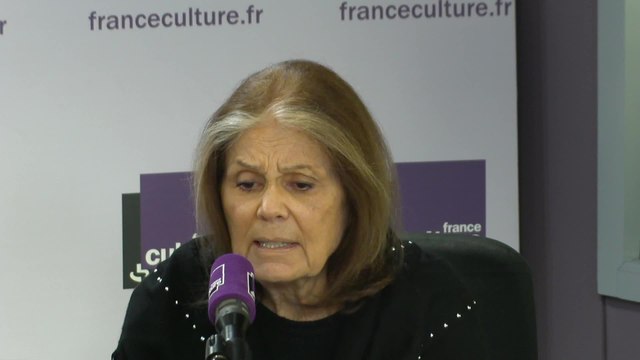 Gloria Steinem : Donald Trump est quelqu'un qui est plein de haine, il hait les gens d'autres races, il a cette envie de dominer les femmes. C'est quelqu'un qui n'est pas du tout sûr de lui en tant qu'homme.