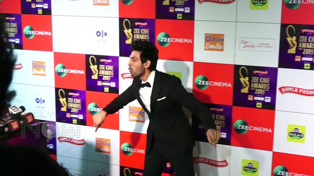 Media TEASES Kartik Aaryan For Sara Ali Khan's Love Aaj Kal 2 | Zee Cine Awards 2019