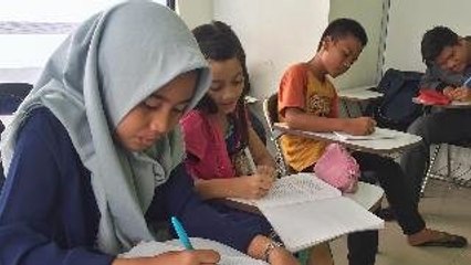 Lulus Sekolah Berkat Sampah