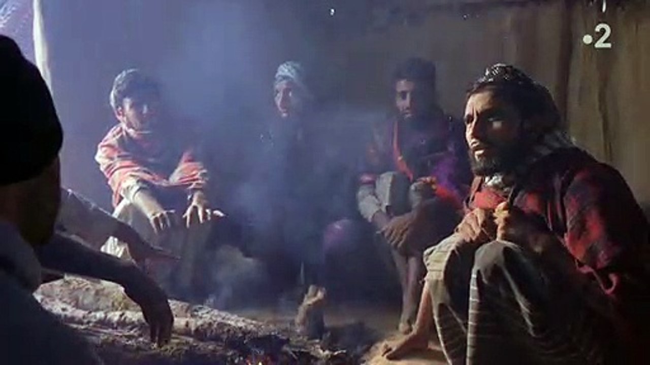 "Rendez-vous en terre inconnue": Cette image de paix et de sérénité, d'une petite fille allongée sur un buffle,  est lune des plus partagée sur les réseaux sociaux ce matin !