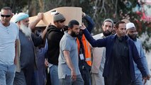 نيوزيلندا: بدء مراسم دفن ضحايا مذبحة المسجدين