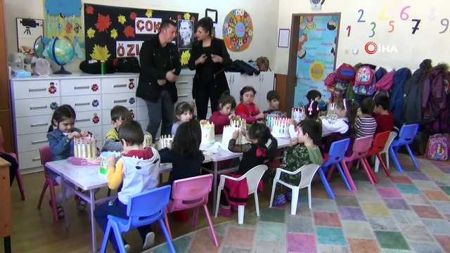 Ana sınıfı öğrencileri tığ ve şiş kullanmadan ördükleri atkıları Mehmetçiğe gönderecek