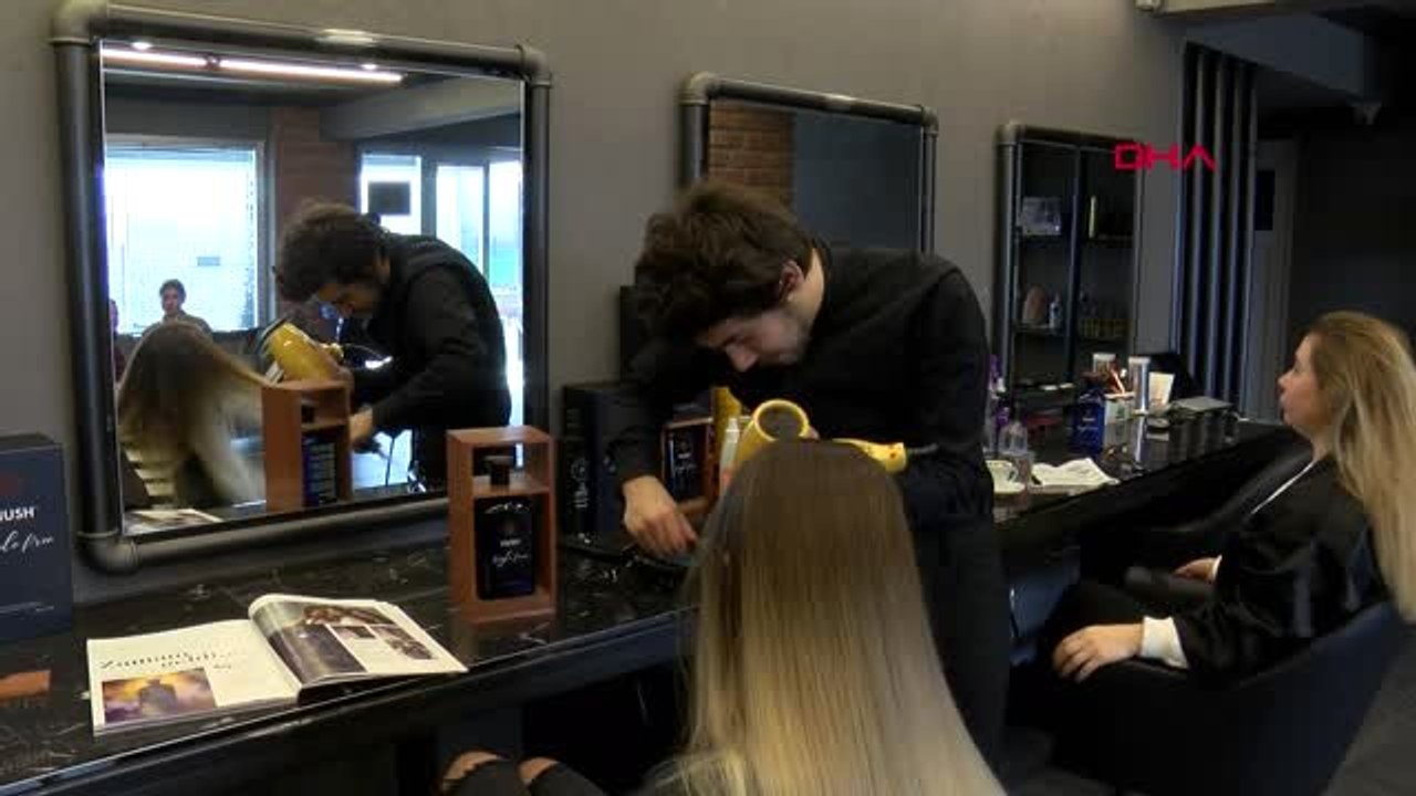 Bursa 8 Yaşında Annesinin Saçına Maşa Yaparak Başladı, 18 Yaşında Fenomen Kuaför Oldu