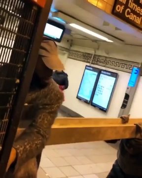 Un homme veut faire entrer une poutre dans le métro new-yorkais