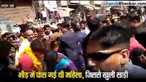 Video: जब प्रियंका गांधी के रोड शो में खुल गई एक महिला की साड़ी