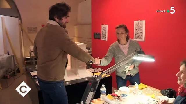 Gilets jaunes : Après les dégâts dans l'Arc de Triomphe, C à vous est allé à la rencontre des restaurateurs, et le travail est considérable ! Vidéo
