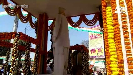 प्रियंका ने शास्त्री की मूर्ति पर माला चढ़ाई