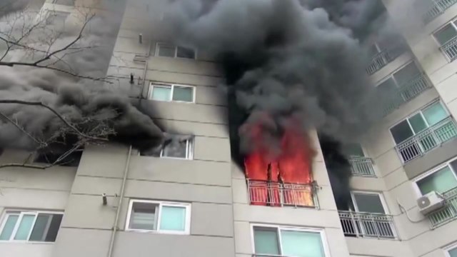 군산서 아파트 5층 화재...12명 연기 흡입 병원 치료 / YTN