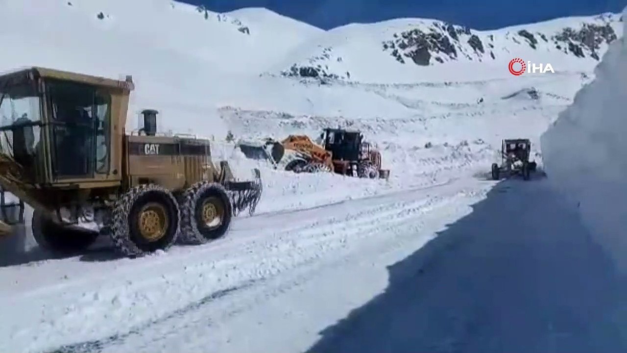 Kar savaşçılarının zorlu mesaisi...Van-Bahçesaray yolunu açık tutmak için 7/24 görev başında